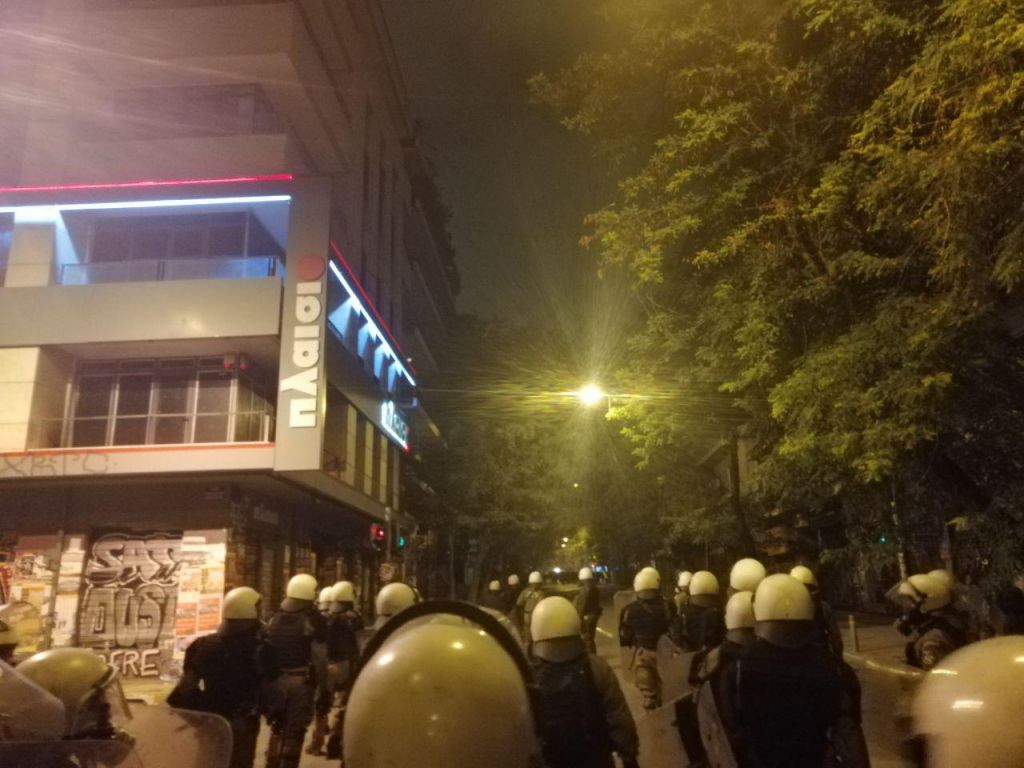 Εξάρχεια : Ενταση από ταραξίες με τους Αστυνομικούς των ΜΑΤ- Επεισόδια με μολώτοφ στη ΘΣΝ