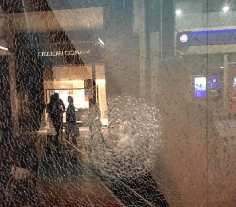 Οργανωμένη κίνηση δικύκλων με τους αναβάτες να ενεργούν βανδαλισμούς σε τράπεζες και S/M