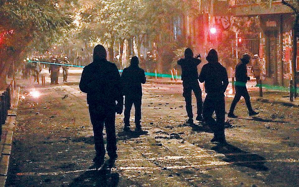 Οι μάσκες του σκι ανησύχησαν την Αστυνομία