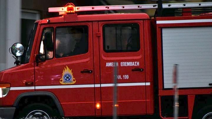 Σύνταγμα: Φωτιά σε τριώροφο κτήριο παρακείμενο στη Σχολή Χιλλ- Πυροσβέστες απεγκλώβισαν ένα άτομο