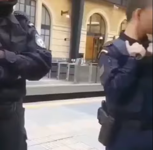 Δεν κάνεις αναγωγή στην εικόνα. Ο ένστολος έχει εκπαιδευτεί να ξεχωρίζει από τους πολίτες