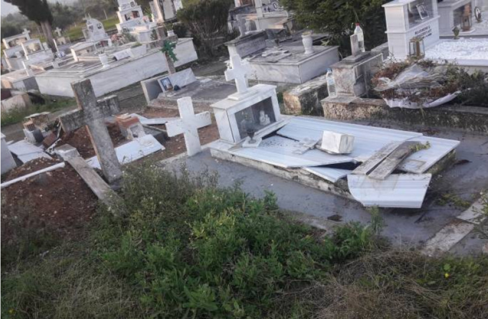 Πλατύ Μεσσηνίας: Ρομά 12άχρονοι, τυμβωρύχοι στο Νεκροταφείο- Ξέθαψαν και τοποθέτησαν σε τάφο όρθιο πτώμα γυναίκας