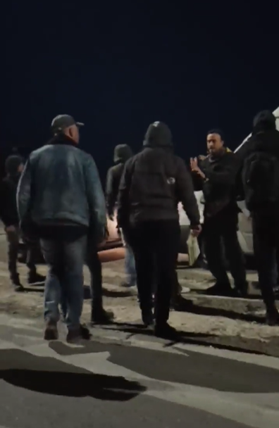 Λέσβος: Οργανωμένες ομάδες ντόπιων που βρίσκονται στους δρόμους, εκδιώκουν ΜΚΟ και «αλληλέγγυους» από το νησί