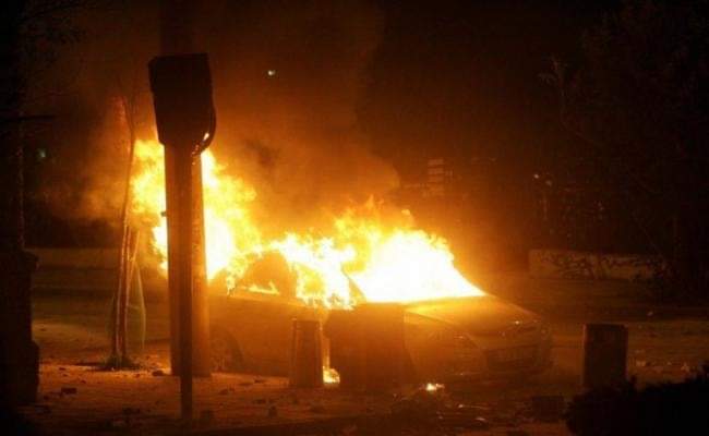 Δικαστήρια Ευελπίδων: Εμπρησμός και φωτιά σε οχήματα στο χώρο στάθμευσης