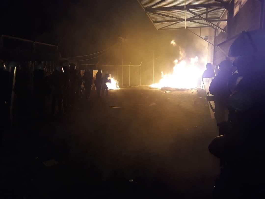 Χίος: Τρεις συλλήψεις λαθρομεταναστών για τον εμπρησμό και τους βανδαλισμούς στο ΚΥΤ ΒΙΑΛ