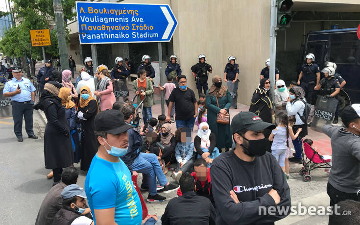Αλλοδαποί σε καθιστική διαμαρτυρία έξω από τα γραφεία της Ε.Ε.