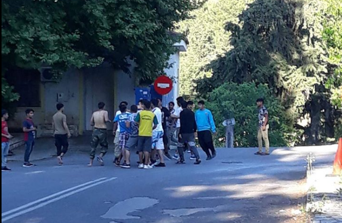 Μαλακάσα: «Το πρωί ανάβουν φωτιά μέσα στο δάσος και ψήνουν, και το απόγευμα σε άγριους ξυλοδαρμούς με καδρόνια και ξύλα»