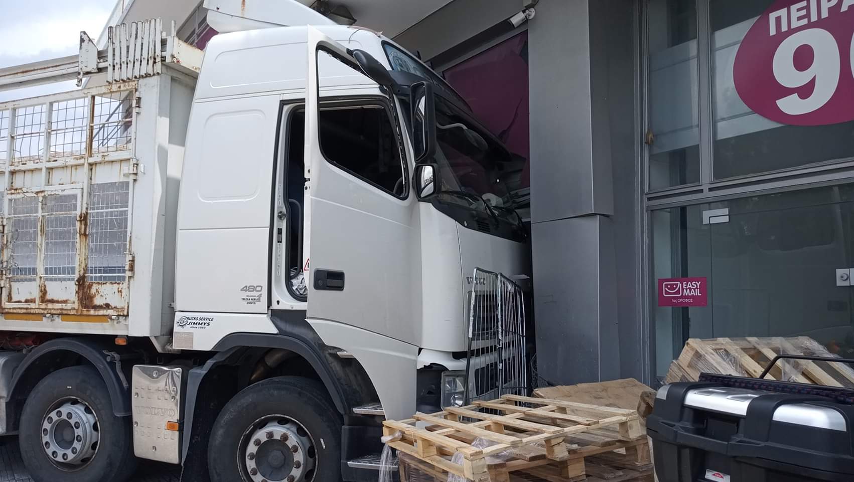 Ταυρος: Οδηγός φορτηγού υπέστη ανακοπή ενω οδηγούσε και το βαρύ όχημα εισέβαλε σε γραφεία